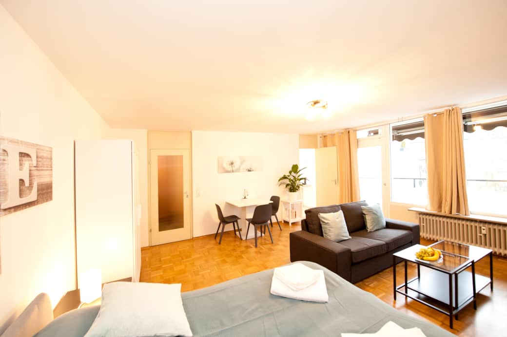 Wohnzimmer mit Doppelbett