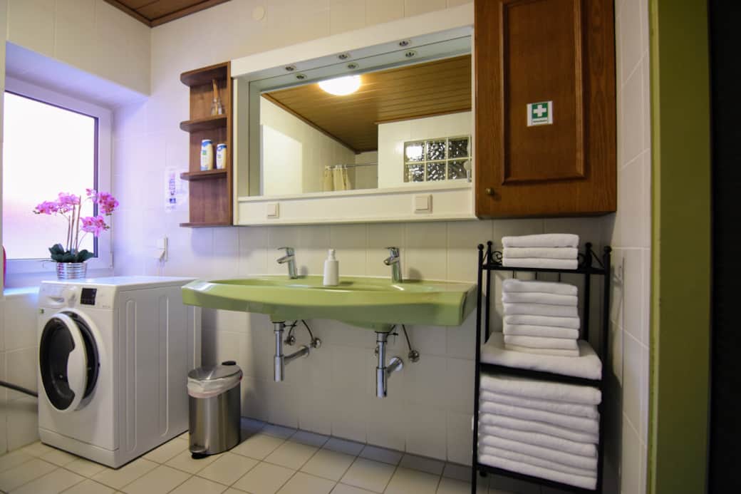 Badezimmer, Waschtrockner, Erste-Hilfe