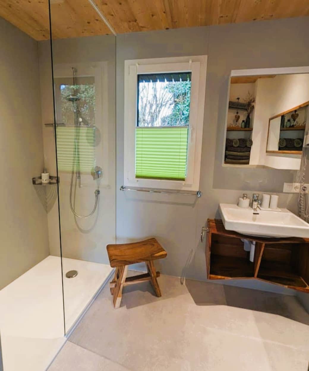 Modernes Bad mit großer Dusche, Waschbecken, WC, Fön, Infrarotheitzung