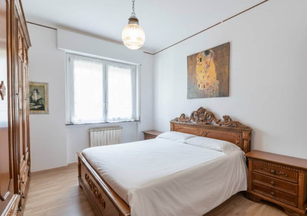 camera da letto matrimoniale con ampio armadio