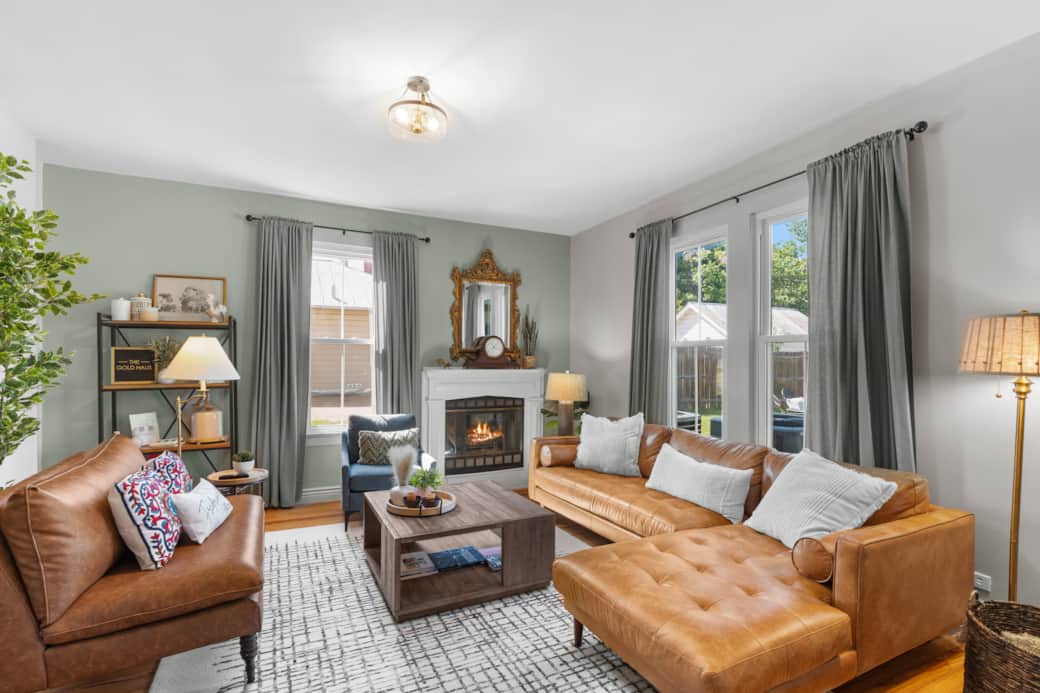 Cozy Living Room w/ lg leather sectional, smart TV, and working gas fireplace! Cozy Living Room w/ lg leather sectional, smart TV, and working gas fireplace!