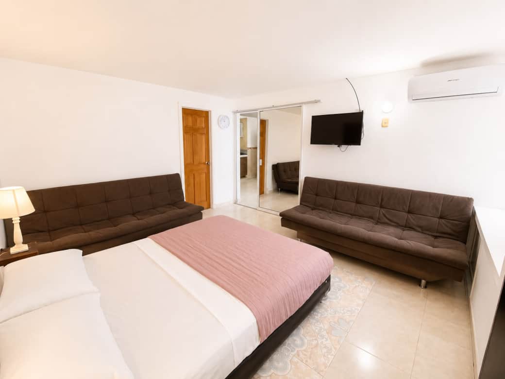 Habitación # 1 con cama doble y dos sofás camas