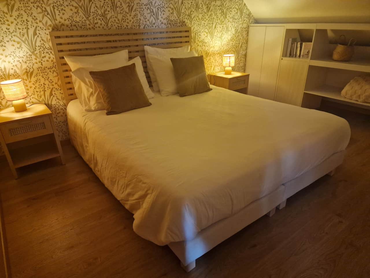 CHAMBRE MOUTARDE SOIR.jpg