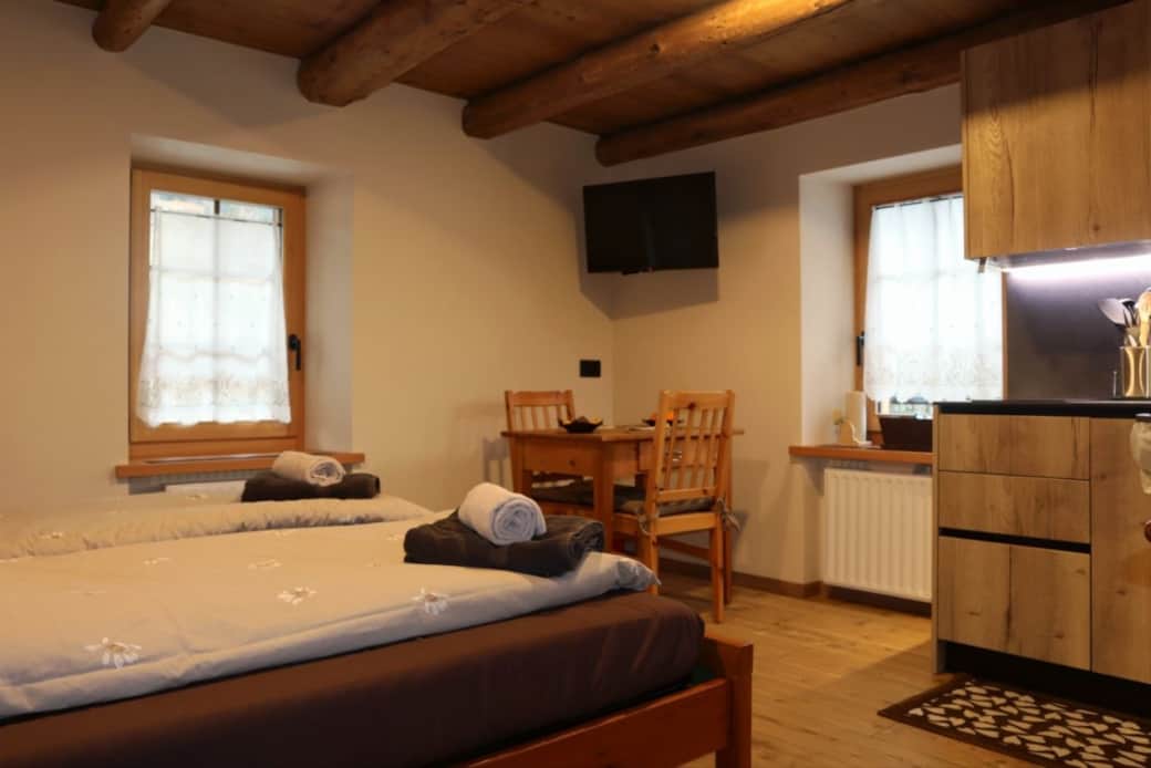Letto, minicucina e tavolo