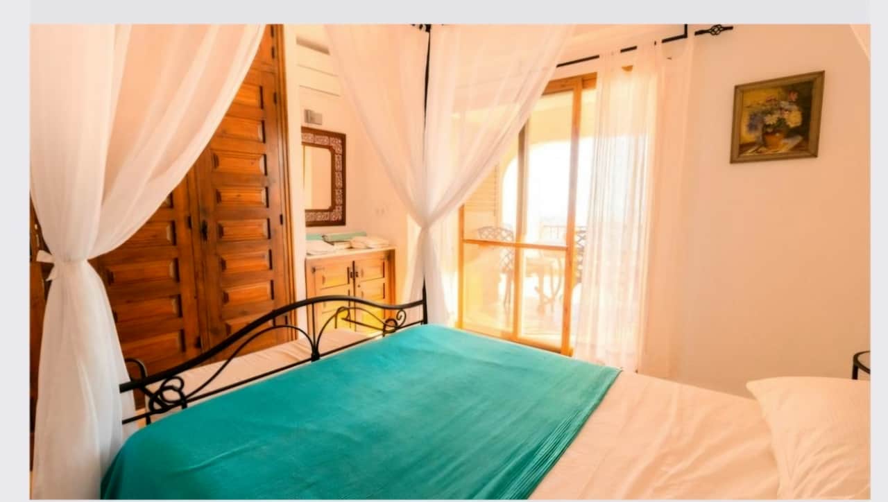 Mater Bedroom with 4 poster Bed