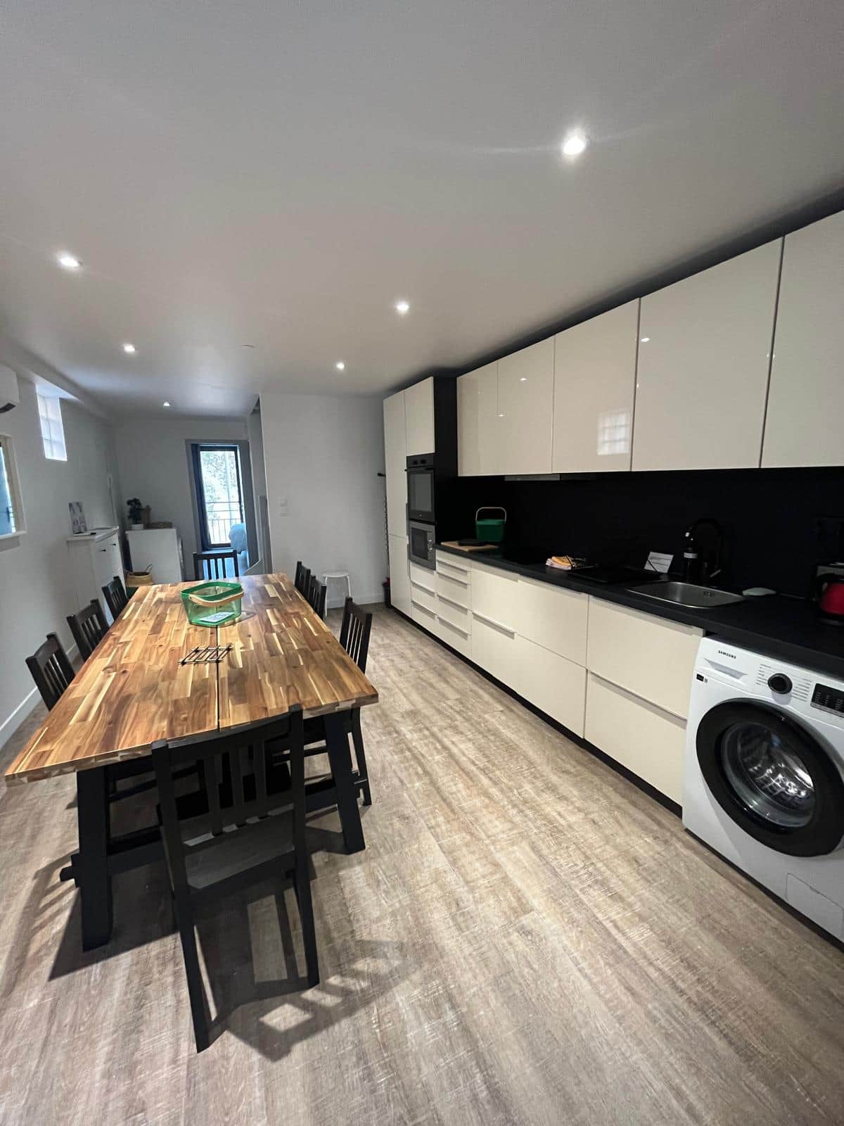 cuisine, lave vaisselle, cafetière, lave linge, salle à manger