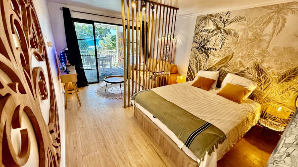 Salon et chambre TI KAZ CHEWIDOUDOU Pierre & Vacances Sainte Anne Guadeloupe - Conciergerie SHIVAKEY Salon et chambre TI KAZ CHEWIDOUDOU Pierre & Vacances Sainte Anne Guadeloupe - Conciergerie SHIVAKEY