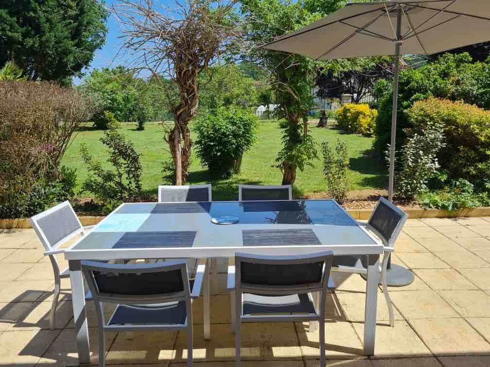 Terrasse avec mobilier et parasol