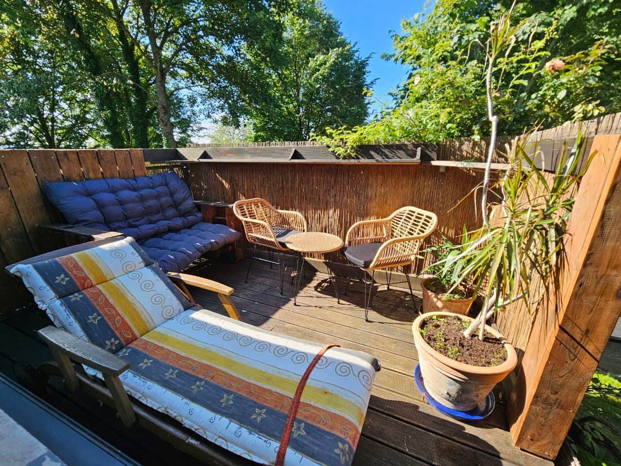 Garten, Terrasse und Spielplatz