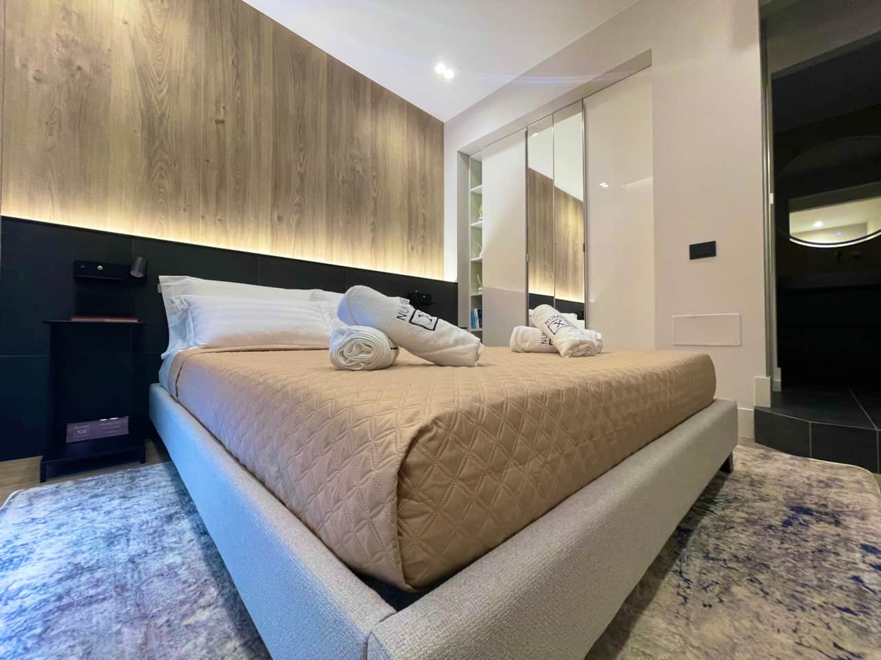 Bedroom - Comfy King-sized bed & large TV