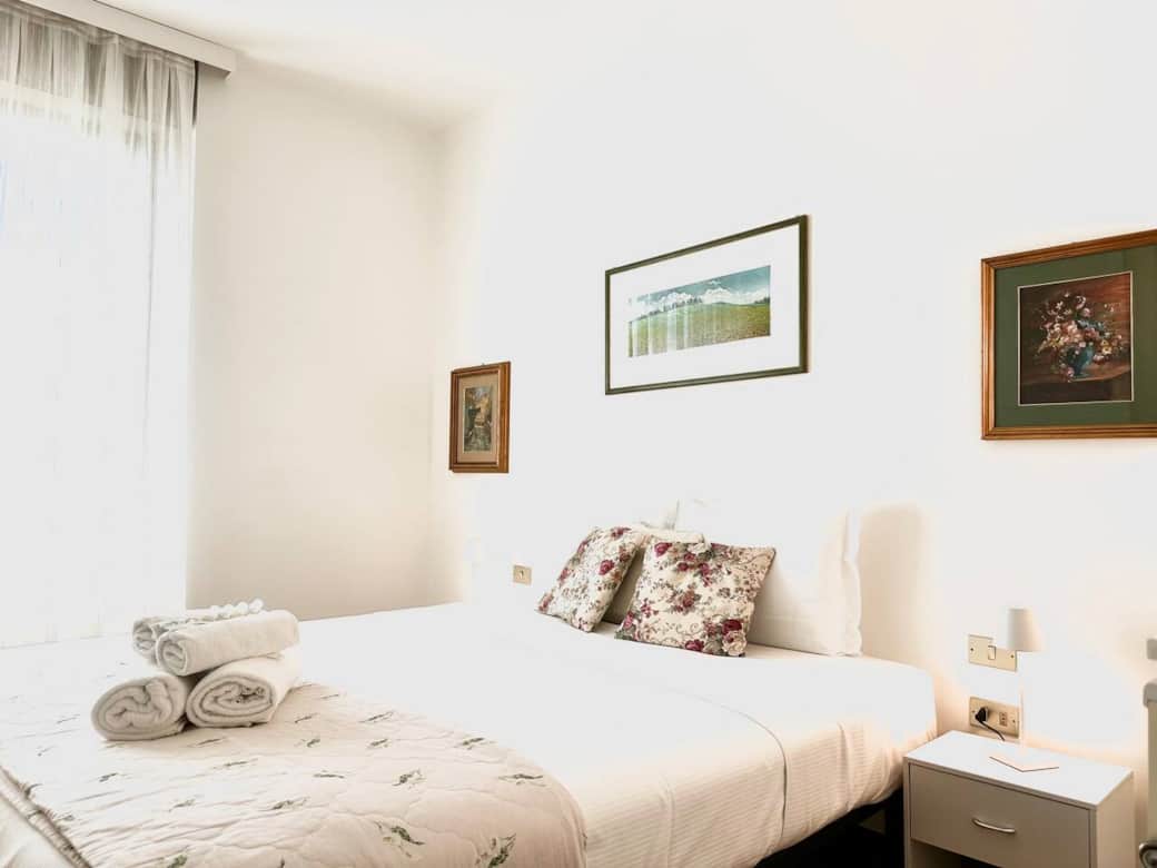 La Master Room offre un lussuoso letto king-size e un bagno privato con vasca. In entrambe le camere ci sono gli oscuranti, le zanzariere e sono rinfrescate da un secondo climatizzatore nel corridoio. Wi-Fi veloce in tutta la casa.