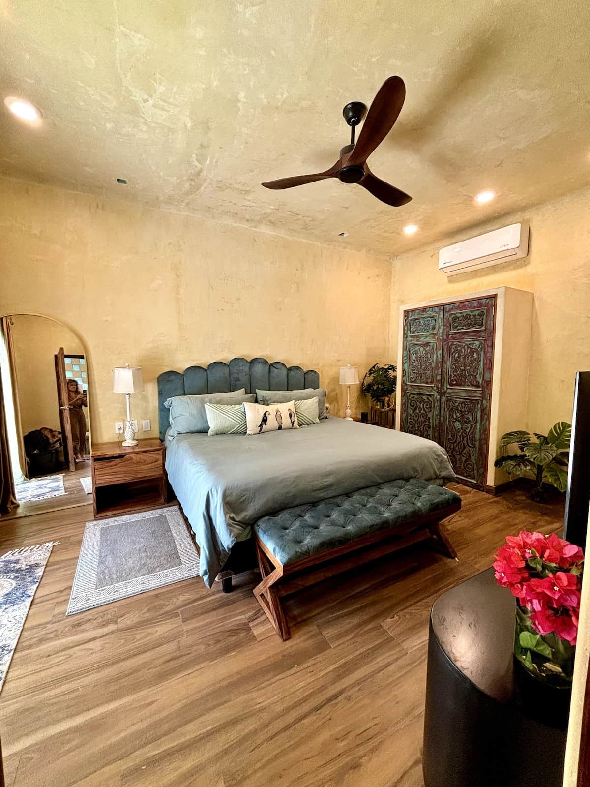 King size bed, Ac, large closet