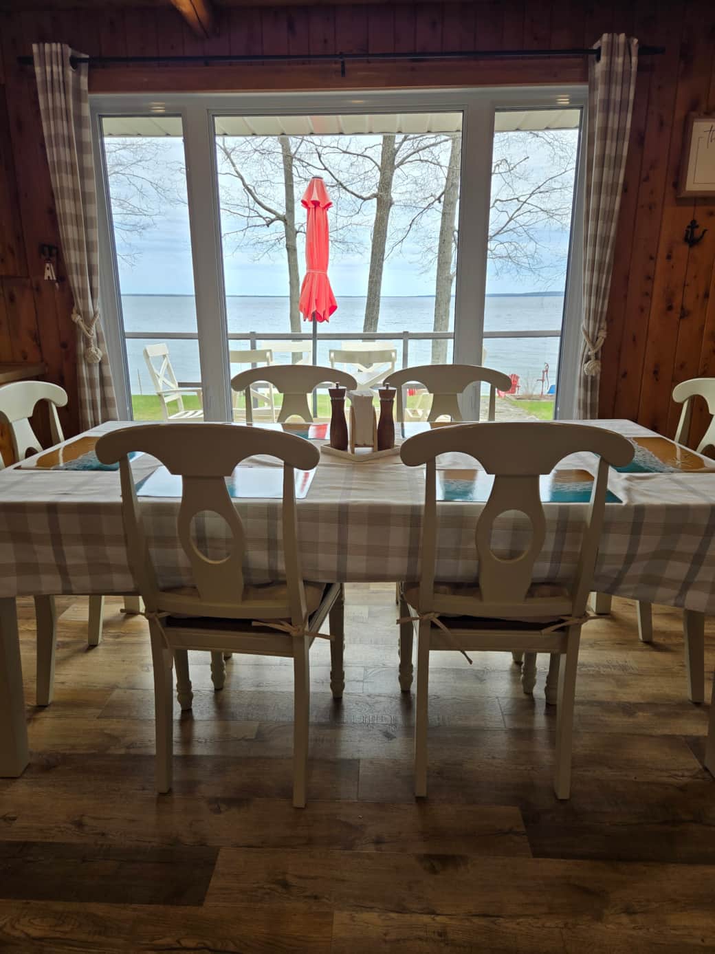 Kitchen dining area overlooking the lake