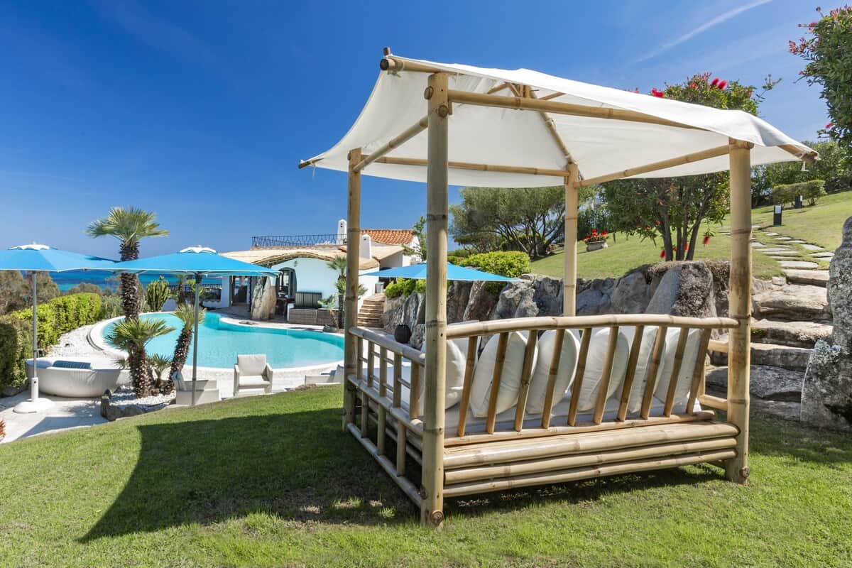 Goditi un momento di relax su questo gazebo con cuscini, con vista sulla piscina