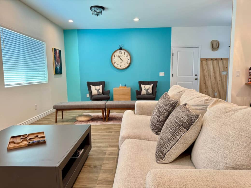 COLOR PLAY WITH PURPOSE
Turquoise, Arizona’s iconic gem, brings calm from copper-rich soil; orange energizes like desert sun. Guests seated on one side see only the other, creating a mood-shifting, visually dynamic experience from every seat.