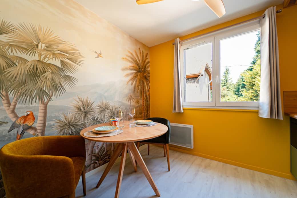 Coin repas chaleureux avec table et fauteuils confortables pour partager vos repas en toute convivialité. Ventilateur de plafond pour plus de confort et vaisselle complète à disposition pour profiter pleinement de votre séjour