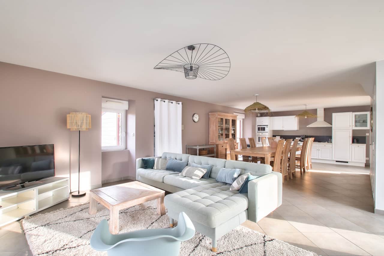 Pièce de vie avec salon et table à manger