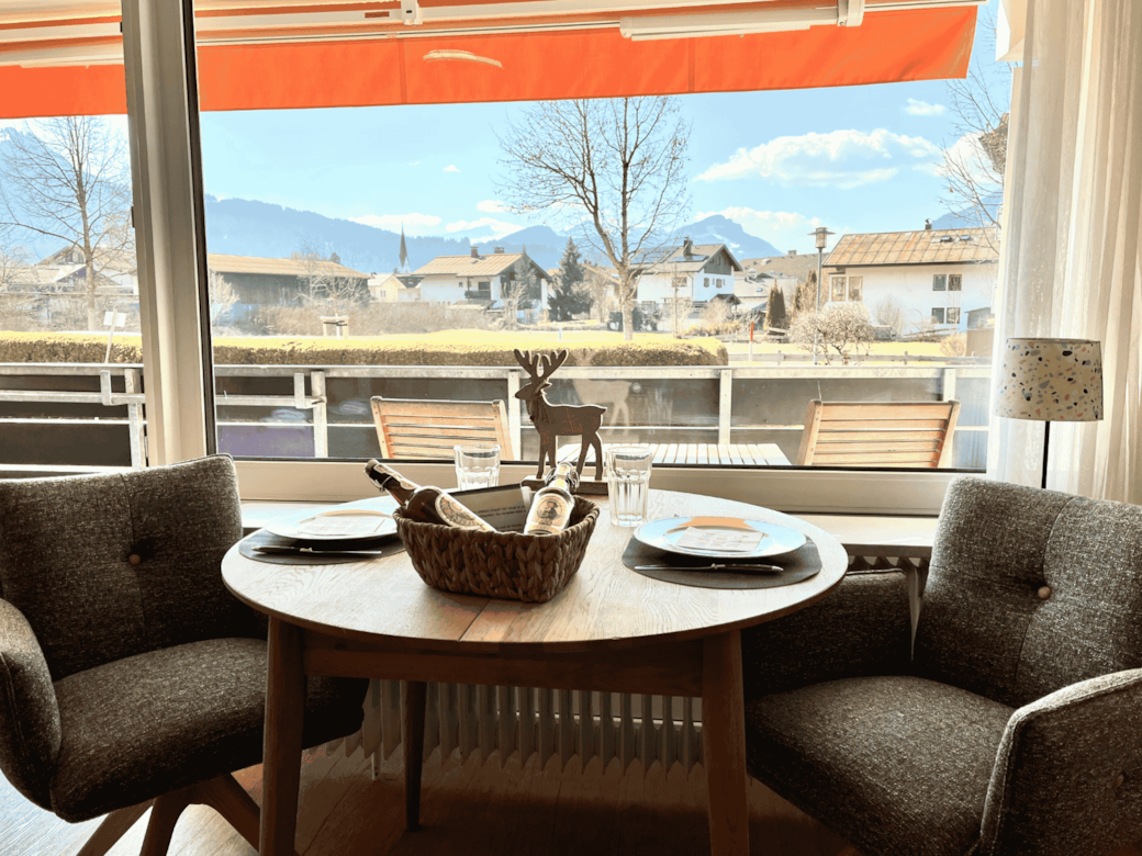 Der Essbereich ist direkt am großen Panoramafenster. Er lässt sich zum arbeiten aus vergrößern. Der Essbereich ist direkt am großen Panoramafenster. Er lässt sich zum arbeiten aus vergrößern.