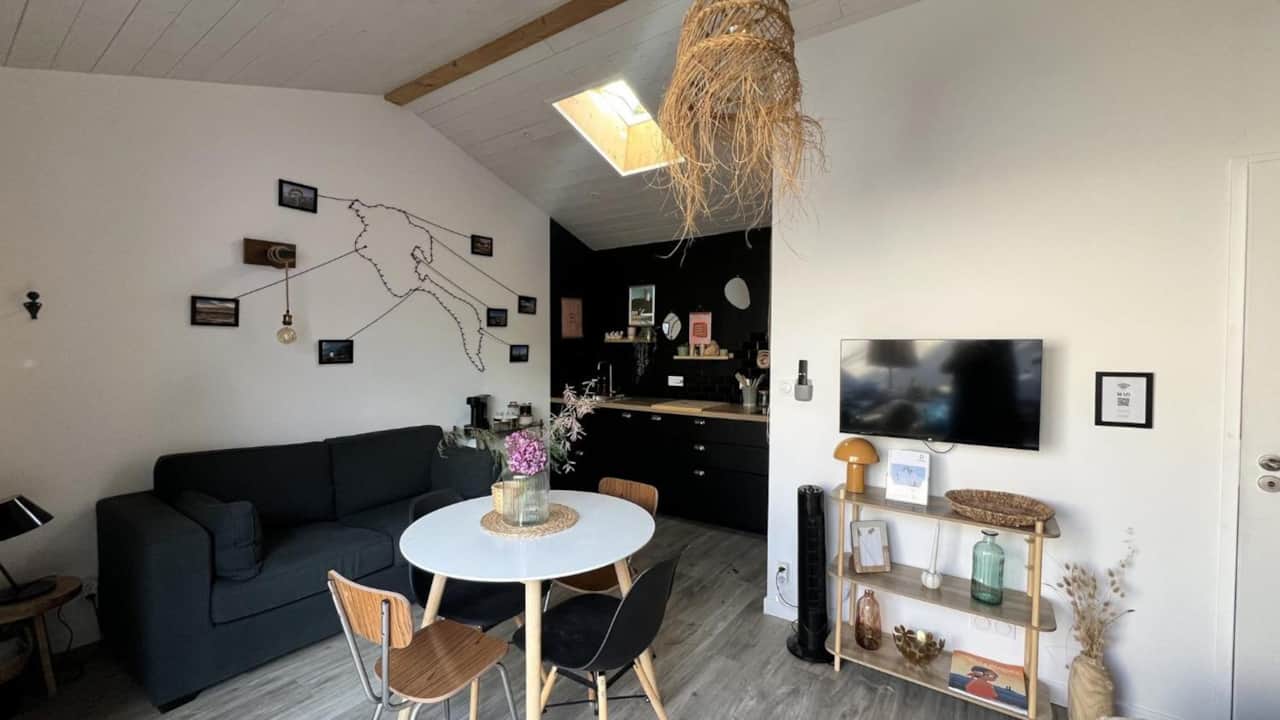 Le studio en un coup d'œil : salon, coin repas, cuisine et lit