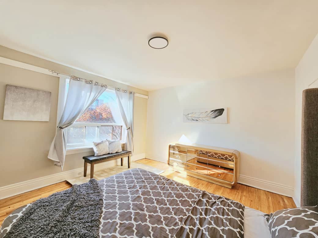 Master Bedroom - Queen Bed Master Bedroom - Queen Bed