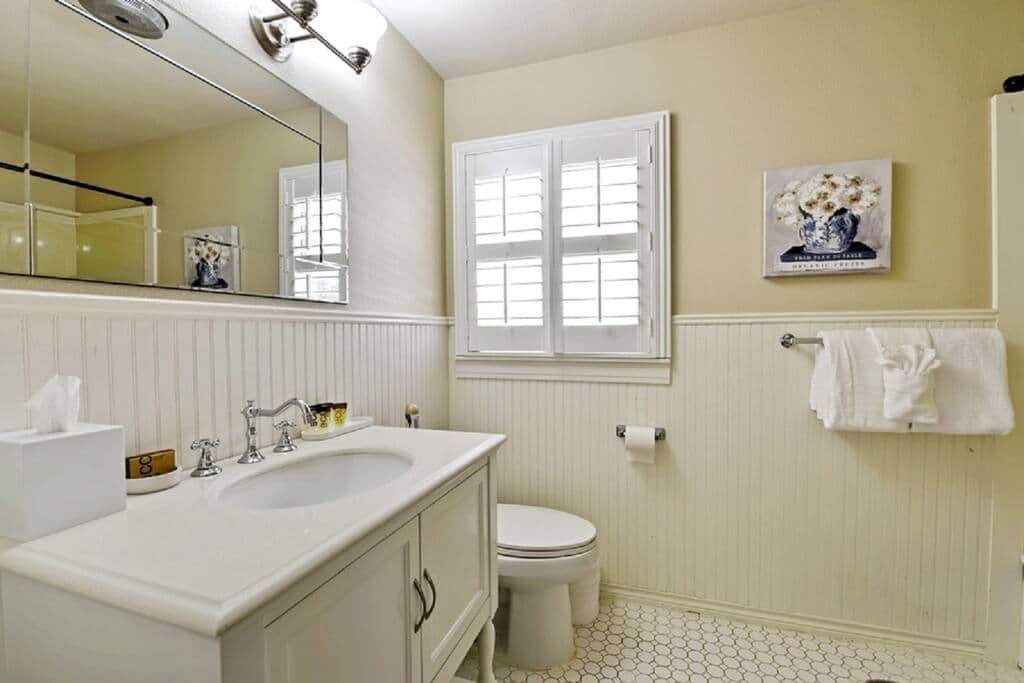 Bathroom with shower/tub combo