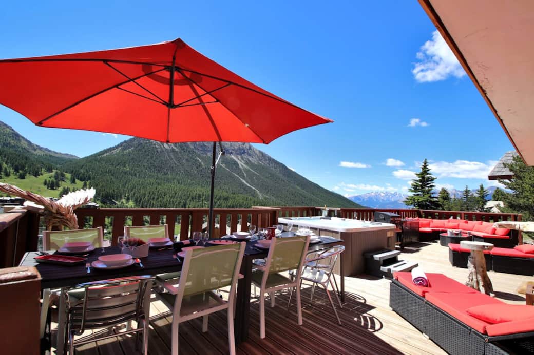 Le solarium du chalet vous accueille l'été comme l'hiver. Le solarium du chalet vous accueille l'été comme l'hiver.