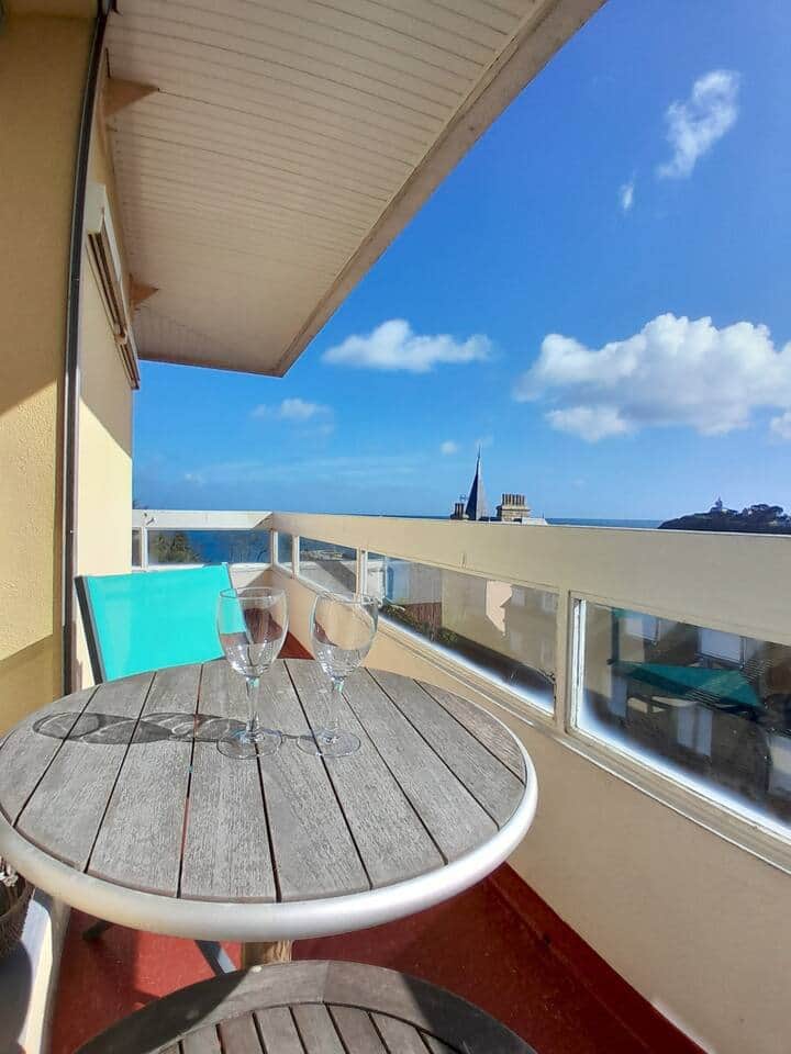 Le balcon filant tout au long de lu logement Le balcon filant tout au long de lu logement