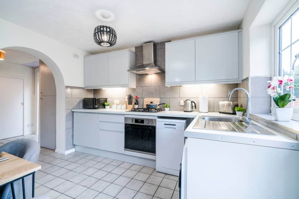 Fully equipped, modern kitchen great for families, contractors, business travellers. BOOK YOUR STAY NOW!