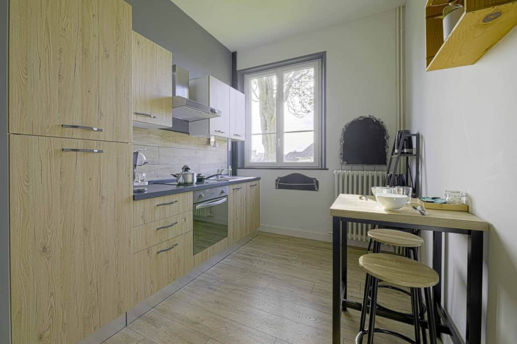 Cuisine équipée réfrigérateur, four, plaque de cuisson, cafetière, bouilloire, grille-pain