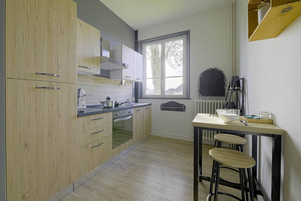 Cuisine équipée réfrigérateur, four, plaque de cuisson, cafetière, bouilloire, grille-pain