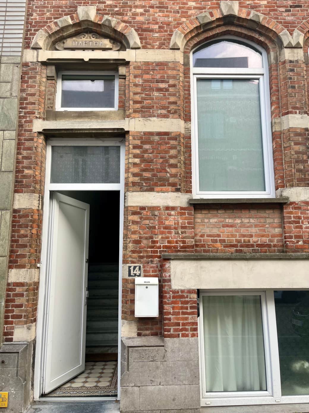 🏠 Fassade: Unsere Tür steht für Sie offen – treten Sie ein und machen Sie es sich gemütlich! 