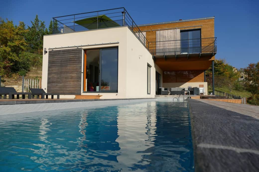 villa d'architecte avec couloir de nage de 17 m, chauffé, dans un cadre de verdure exceptionnel villa d'architecte avec couloir de nage de 17 m, chauffé, dans un cadre de verdure exceptionnel
