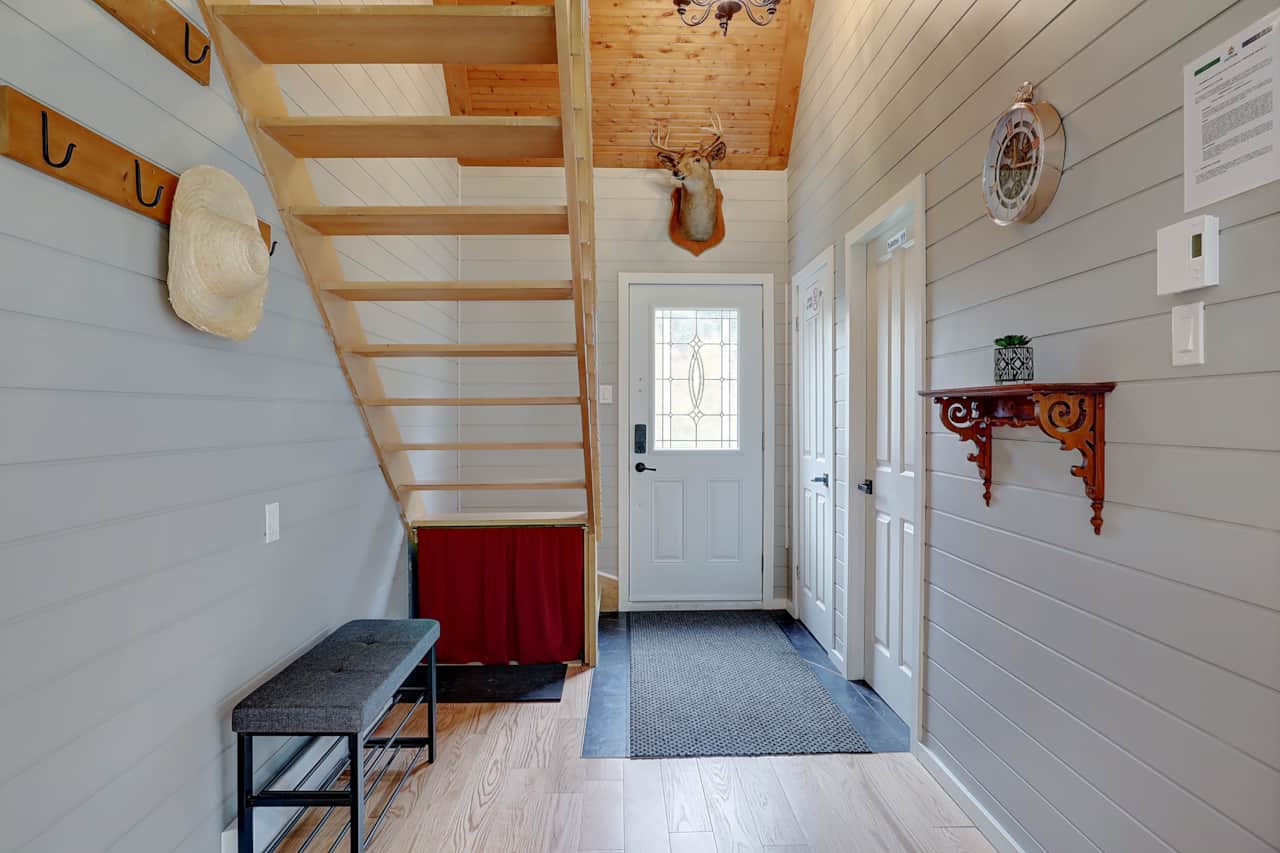 Entrée et escalier pour monter à l'étage