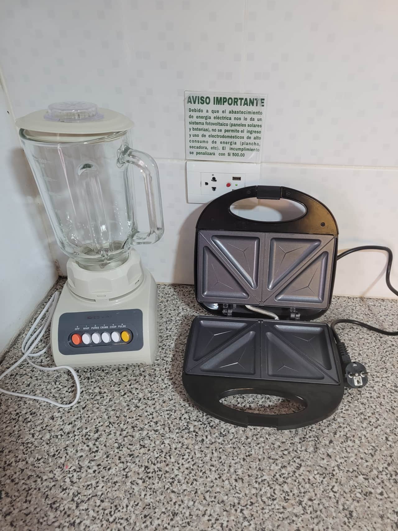Cocina equipada con licuadora y sanguchera