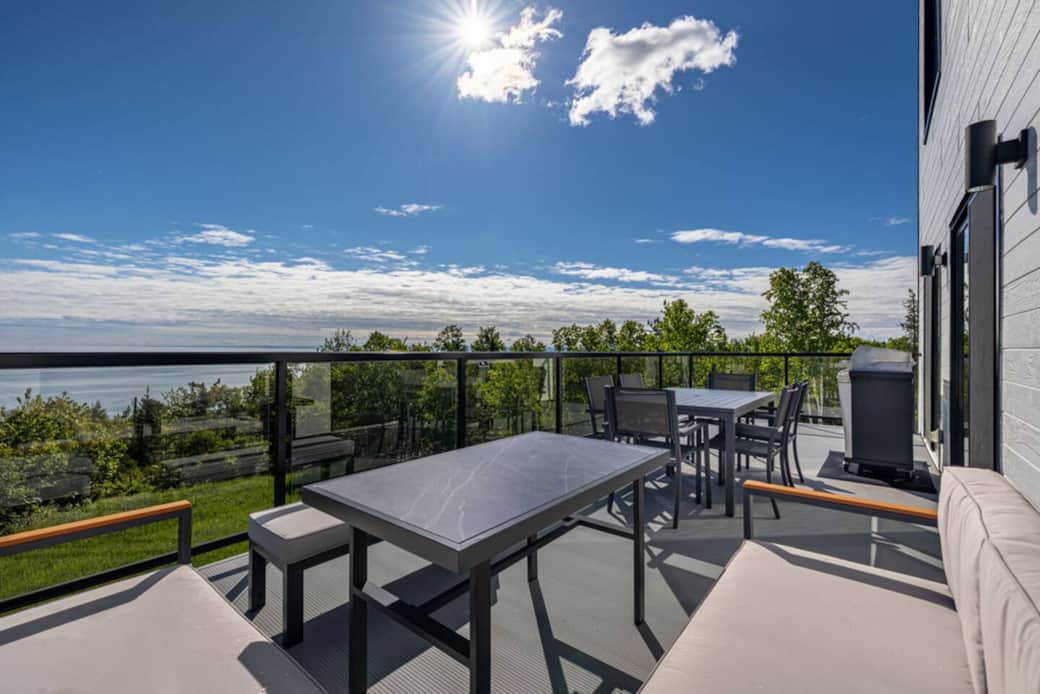 Terrasse avec coin salon et coin repas + BBQ