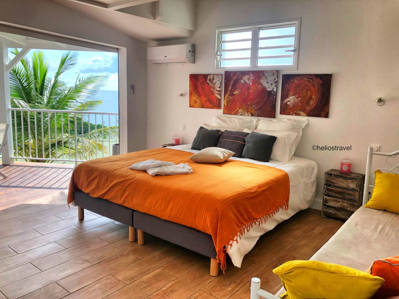 La chambre du cottage Exotik donne directement sur la terrasse avec vue mer
