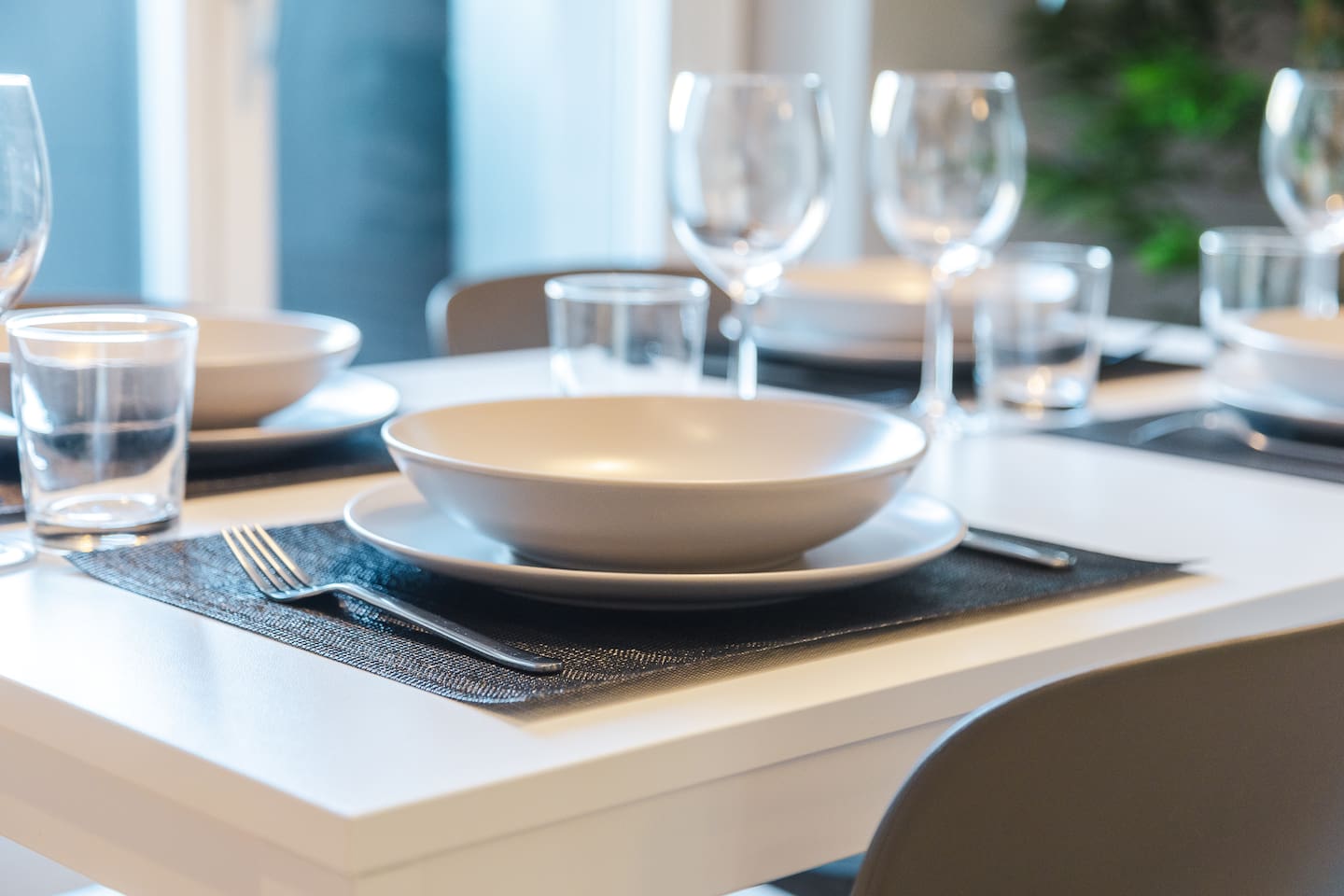 Dettaglio Tavola imbandita - A disposizione degli ospiti set completi di piatti e bicchieri 