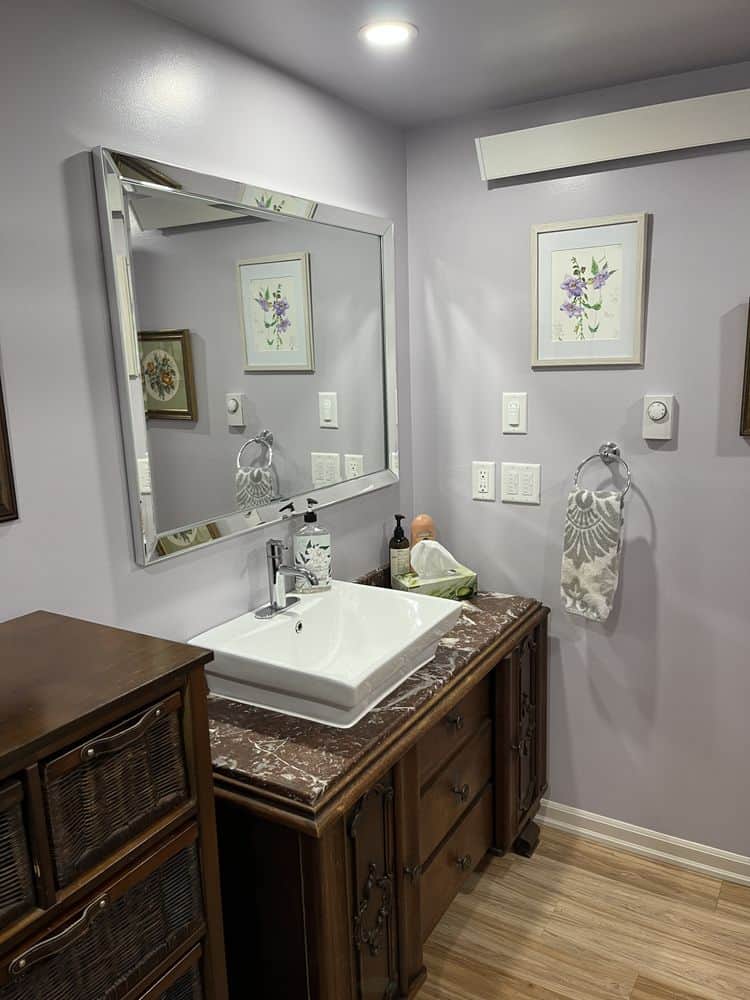 Ensuite Bath (1940's theme) room