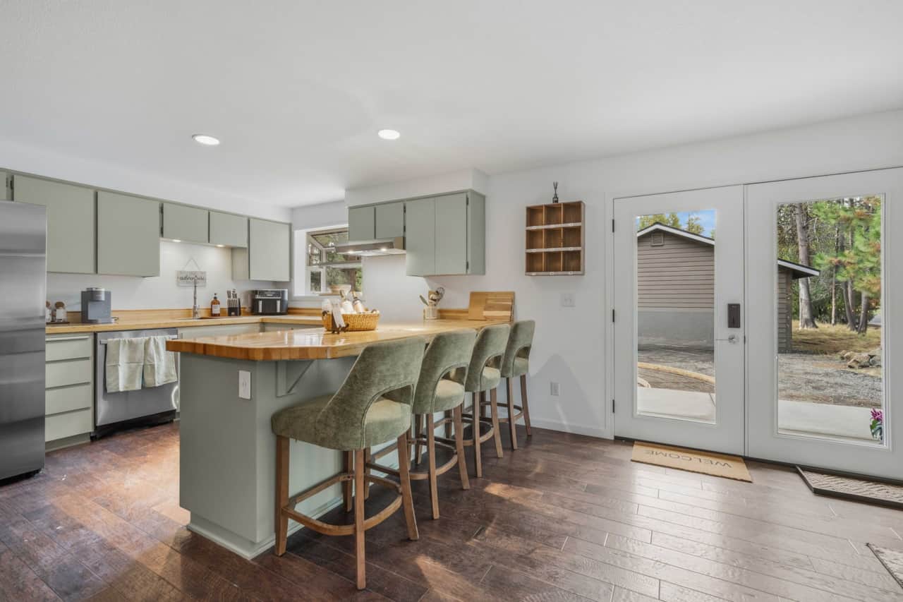 Cozy River Retreat kitchen bar