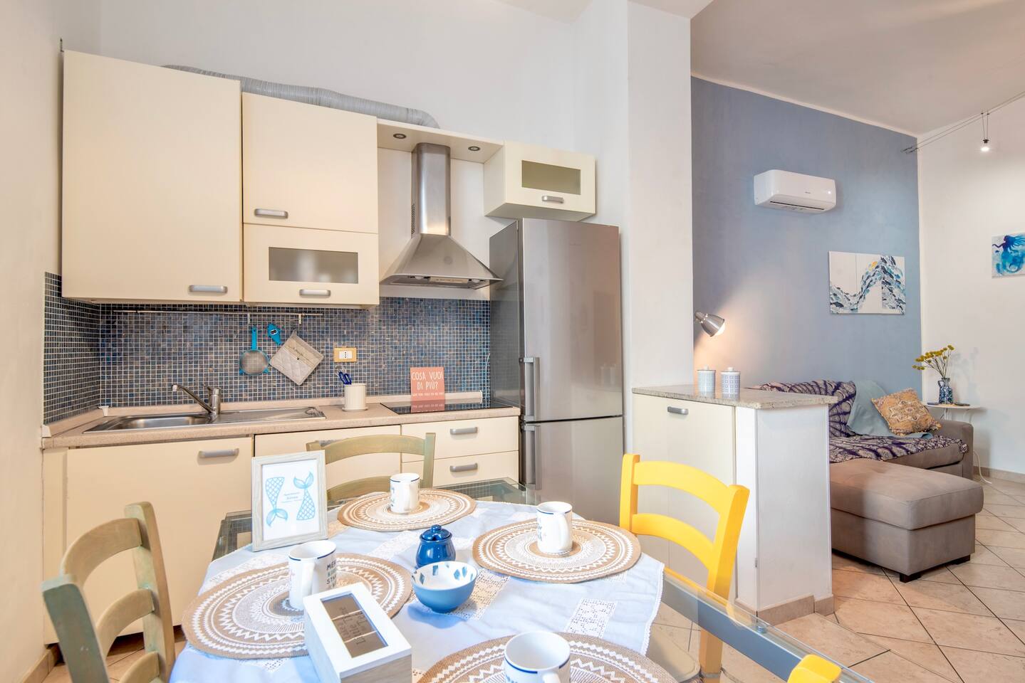 Cucina completa con tavolo da pranzo