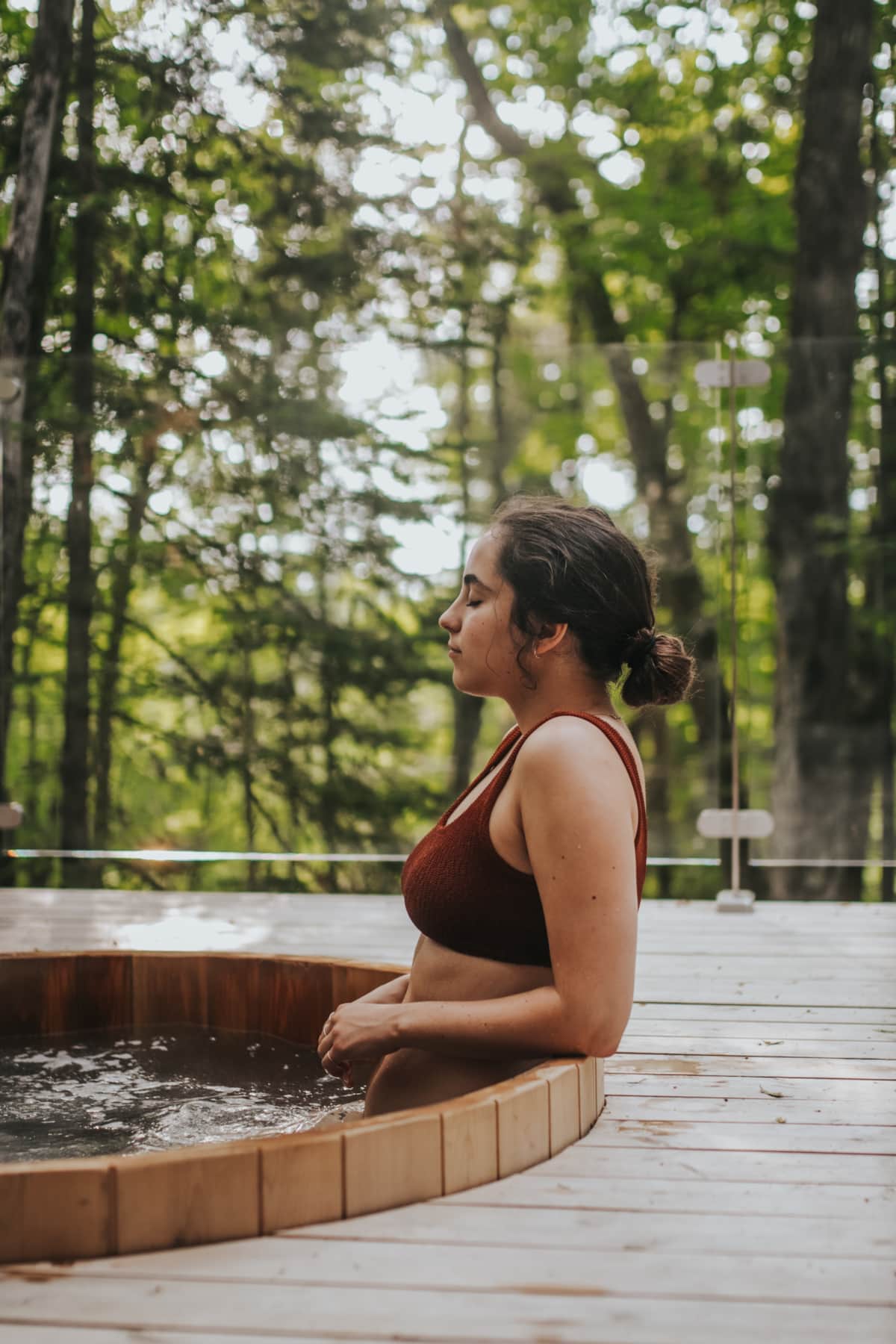 Spa privé en cèdre : respirez l'air de la forêt, tout simplement. Crédit photo : @camille_labonte