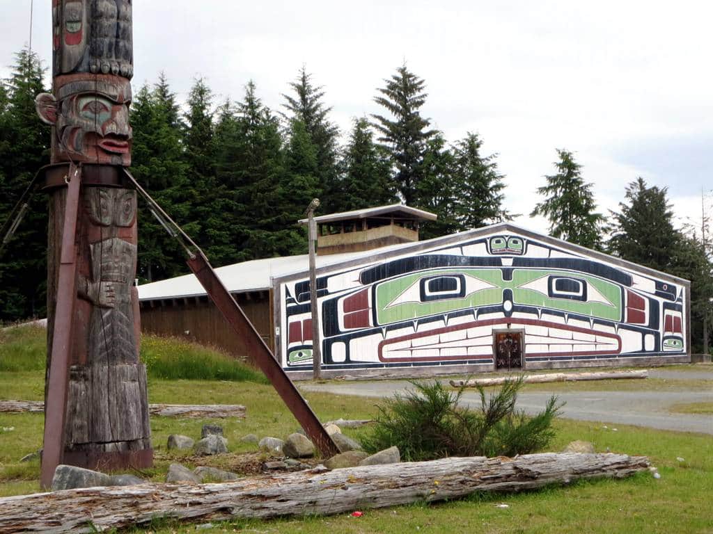 Cultural experiences in Alert Bay — ʼNa̱mǥis Big House and totem