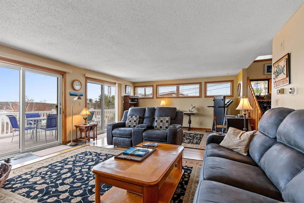 Living room with Lakeviews