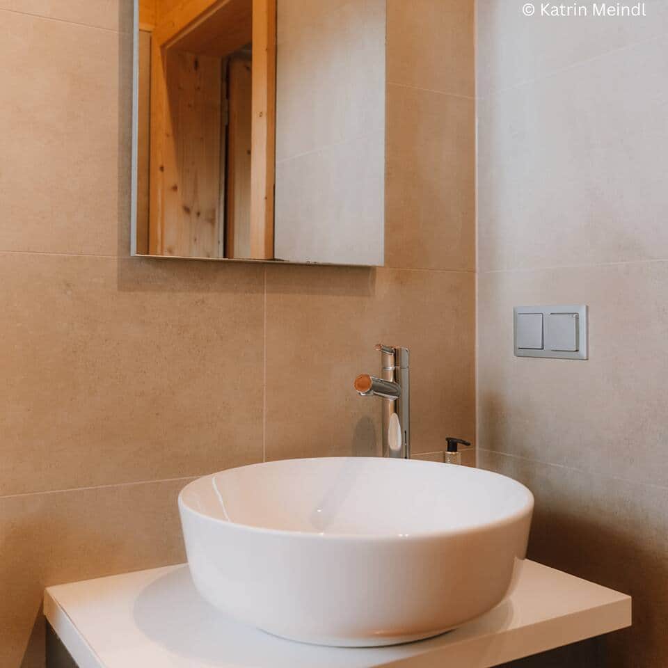 Hochwertiges neues Bad mit Dusche, WC und Handtuchheizung Hochwertiges neues Bad mit Dusche, WC und Handtuchheizung