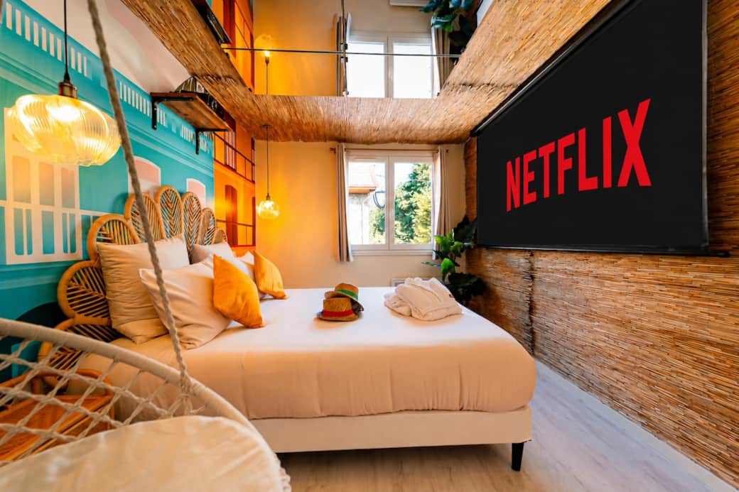 Coin nuit élégant avec lit king size, miroirs au plafond et écran géant Smart TV. Détendez-vous dans le fauteuil suspendu et profitez du ventilateur de plafond pour un confort optimal. Un espace cosy, original et propice à l'évasion. Coin nuit élégant avec lit king size, miroirs au plafond et écran géant Smart TV. Détendez-vous dans le fauteuil suspendu et profitez du ventilateur de plafond pour un confort optimal. Un espace cosy, original et propice à l'évasion.