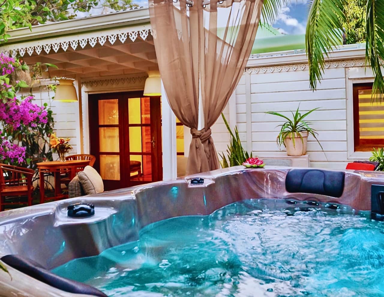 Jacuzzi privatif pour vos moments de détente à deux