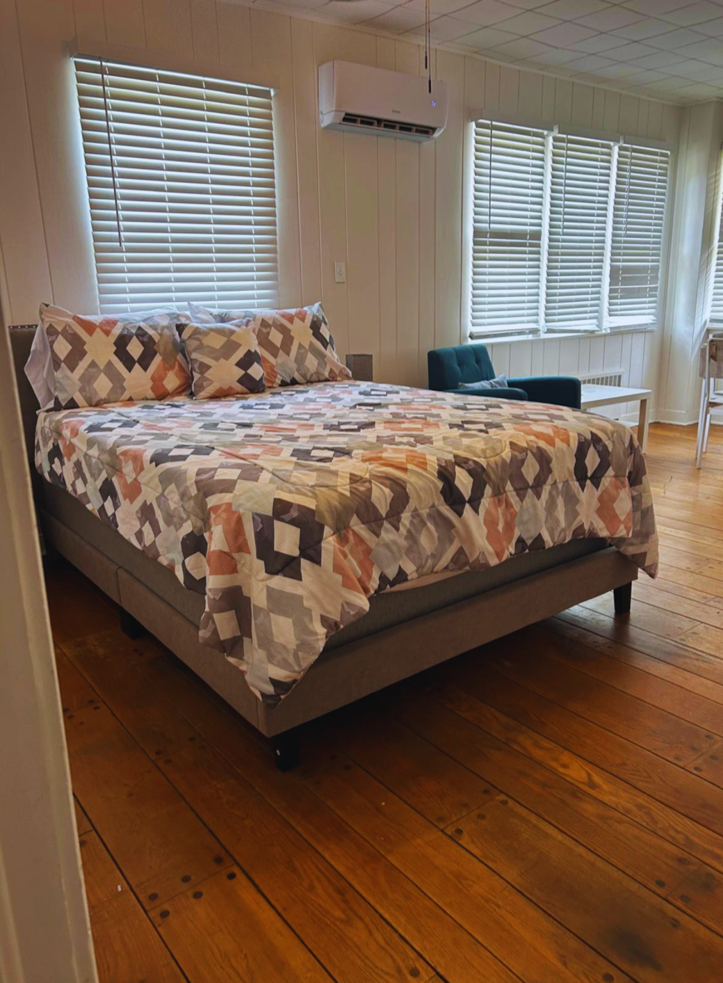 Comfortable studio with queen bed, equipped kitchen, smart TV & full bath. Lakeland, FL