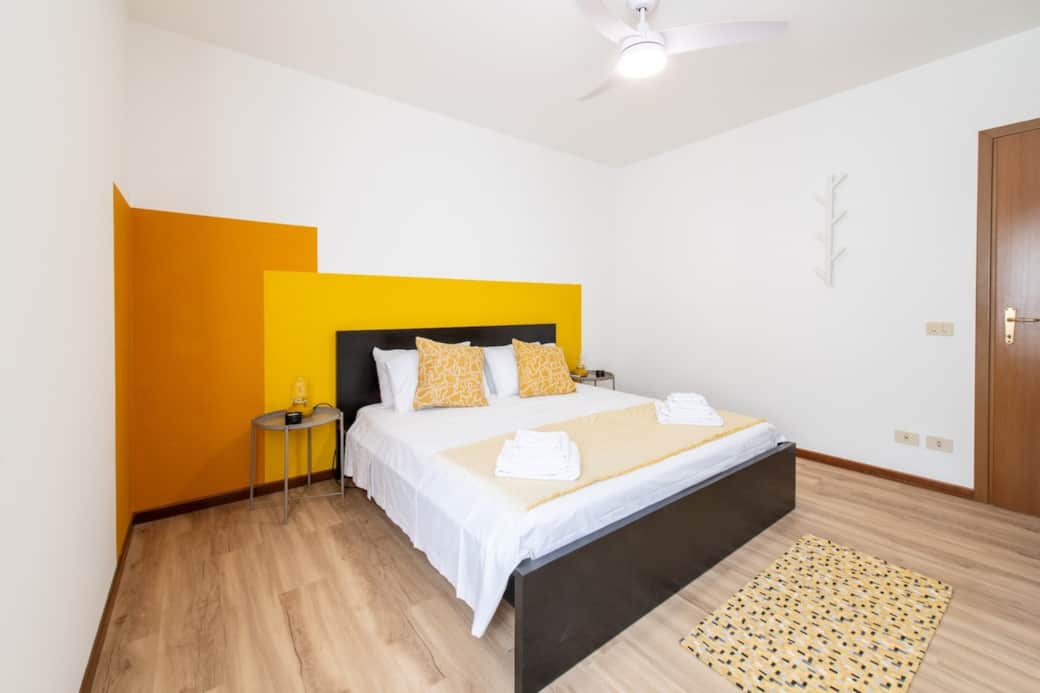 Spaziosa camera da letto, con lampadario - ventilatore, ideale per chi preferisce dormire senza aria condizionata Spaziosa camera da letto, con lampadario - ventilatore, ideale per chi preferisce dormire senza aria condizionata