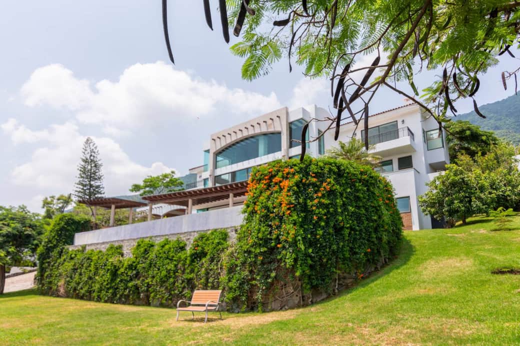 Jardín: Vista Lateral de la Casa