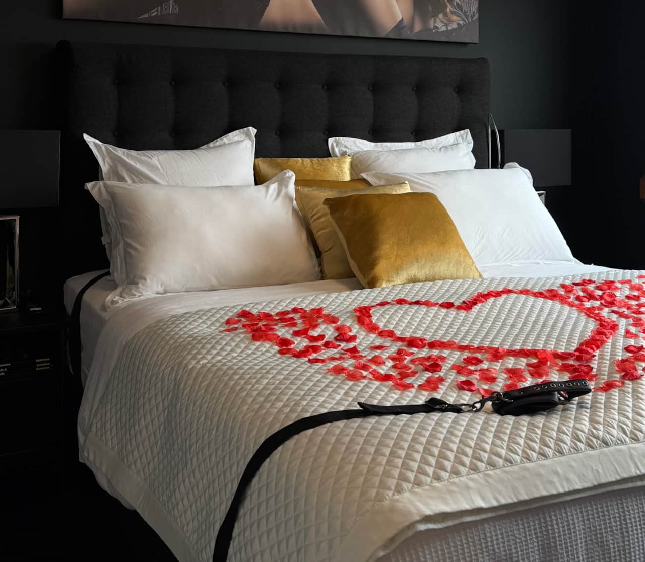 Romantic king-size bed love room Rennes city centre horizons occasions wedding anniversary